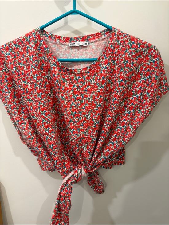 Zara Tops - Zara Red Floral Tie-Front Crop Top